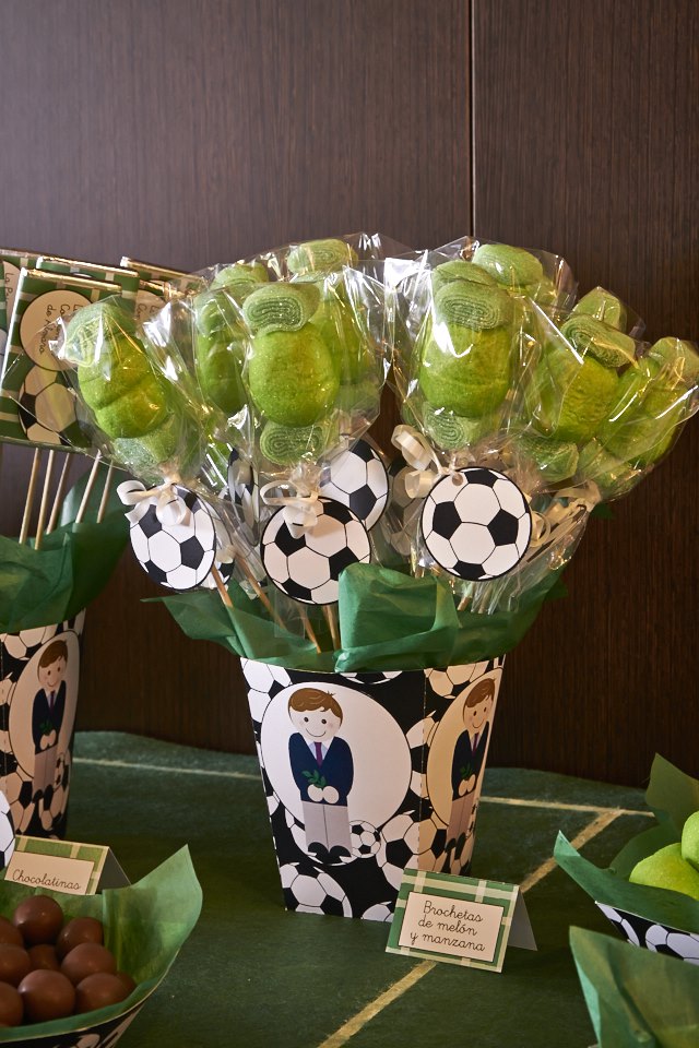 decoración de comunión en tonos verdes. futbol